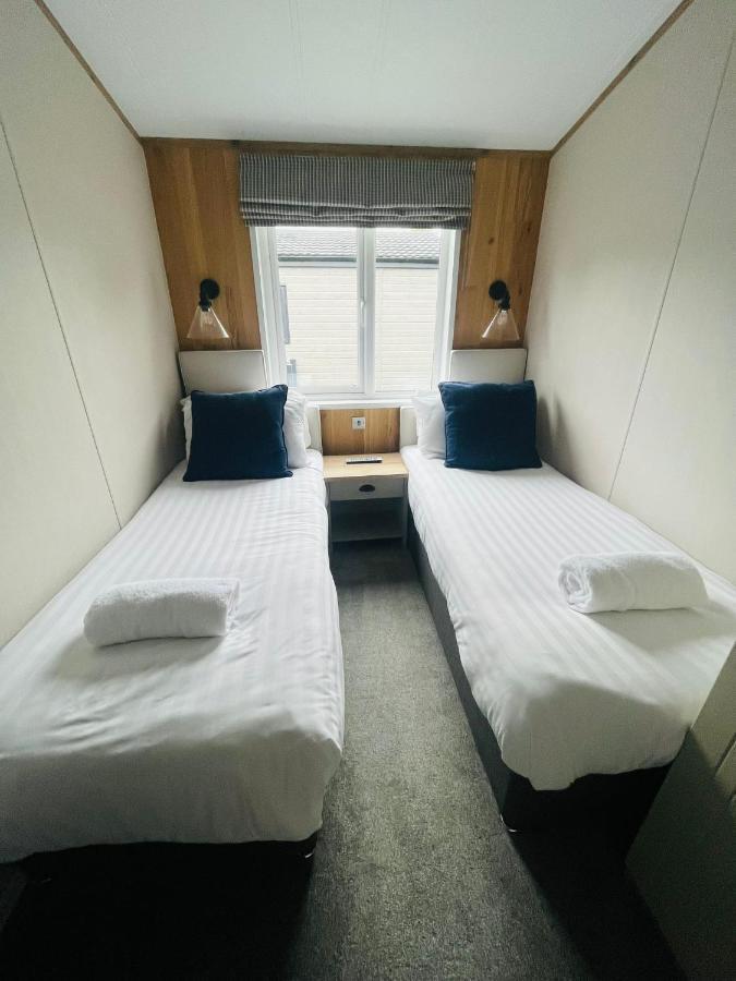 Copse View Lodge With Hot Tub ยอร์ค ภายนอก รูปภาพ