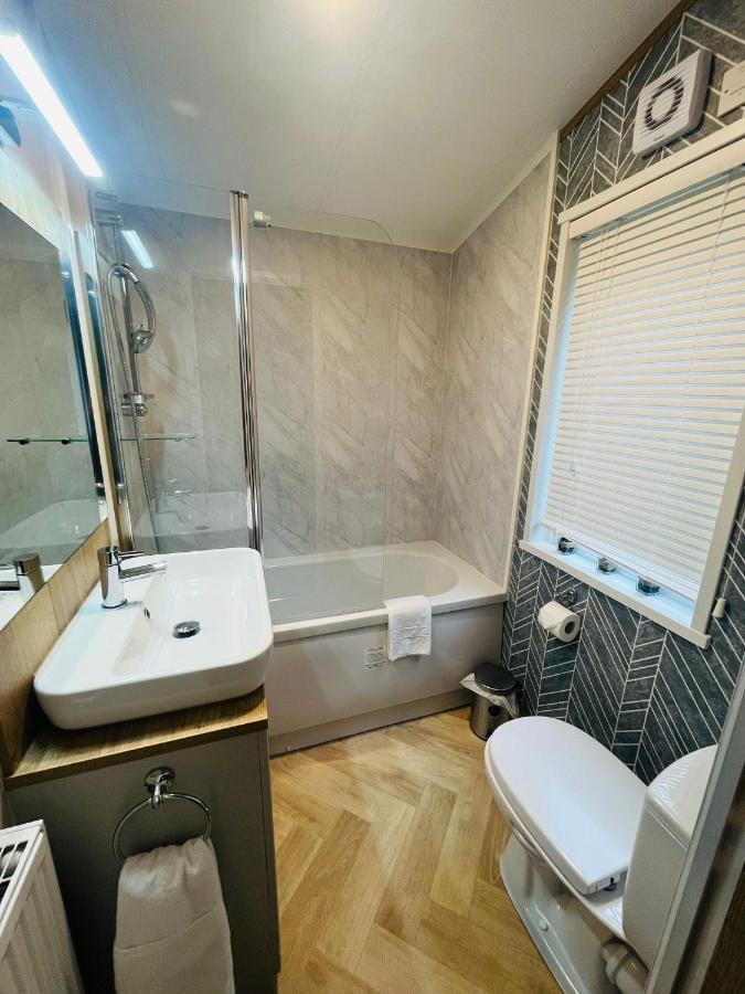 Copse View Lodge With Hot Tub ยอร์ค ภายนอก รูปภาพ